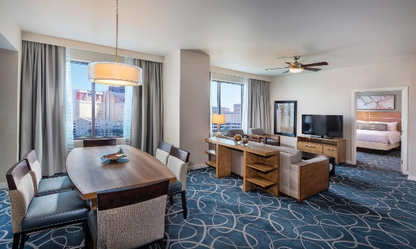 Wyndham Desert Blue image 5